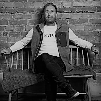 Bilden visar krögare Martin Bervall Nilsson som sitter på en soffa och tittar in i kameran
