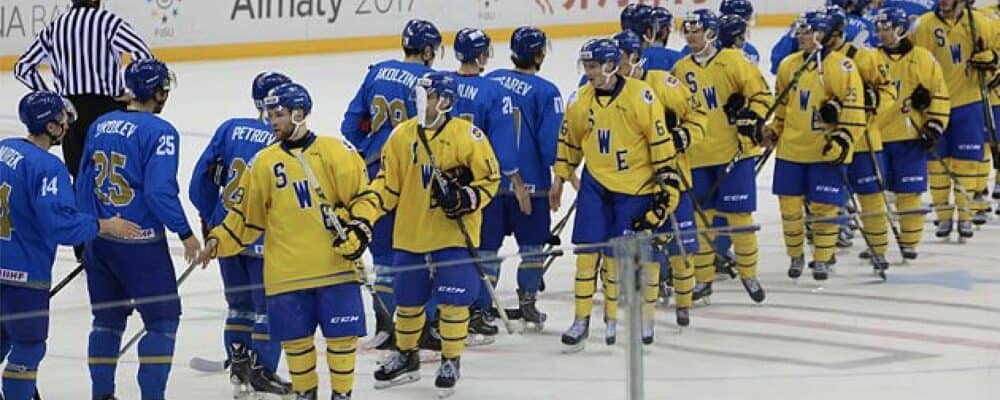 Bilden visar svenska hockeyspelare som tackar motståndarna på isen
